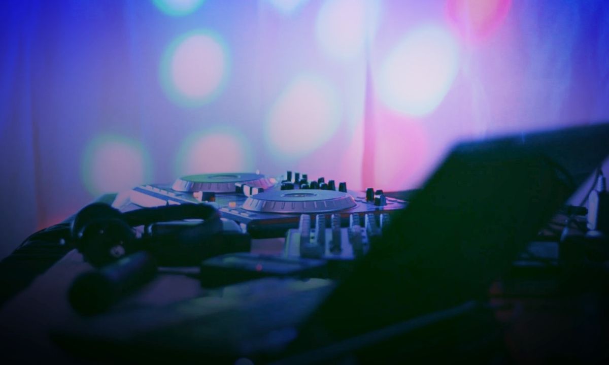 6 Ways To Create An Unforgettable Dance Floor: The Art of DJing